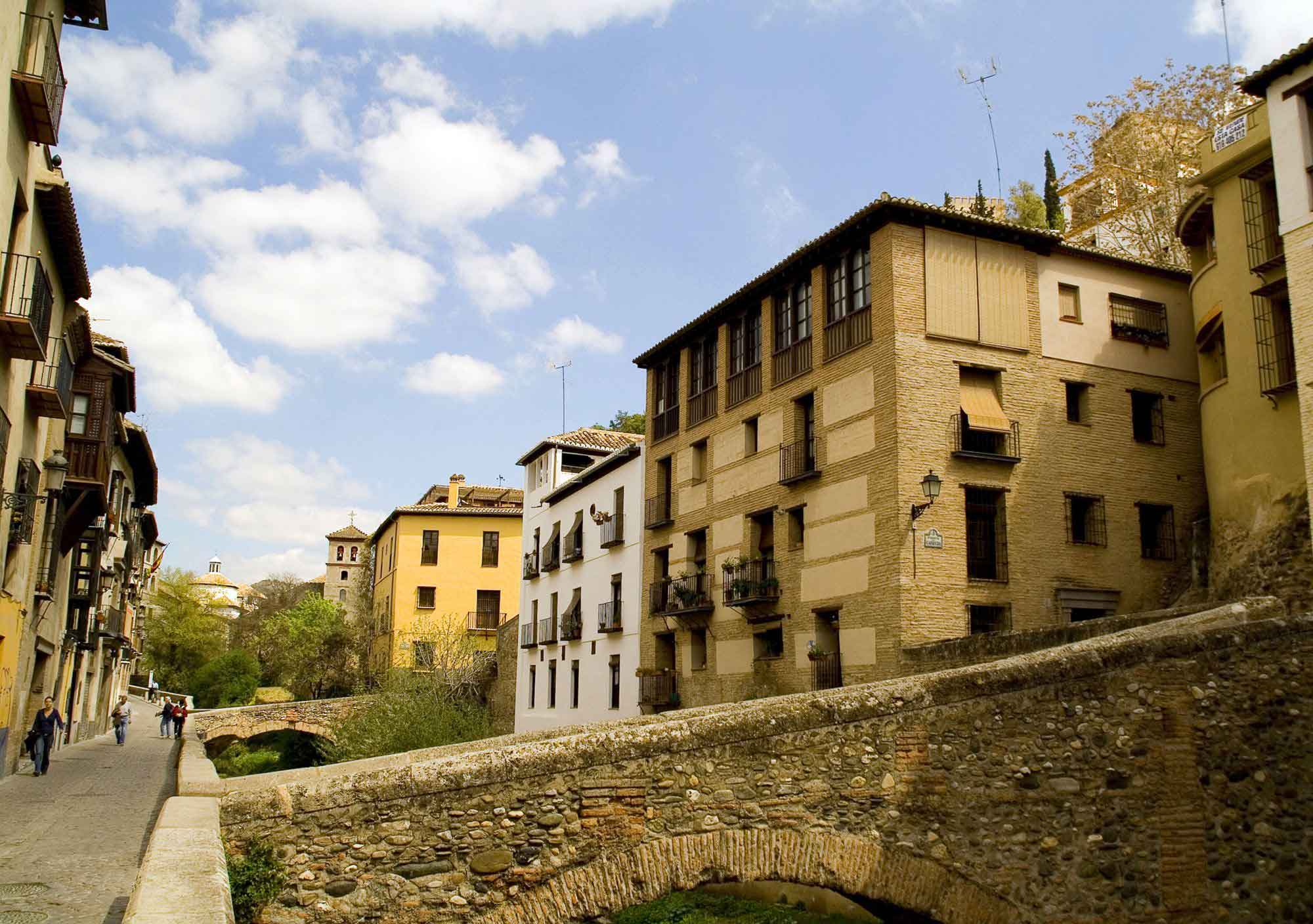 guided walking route Granada with the five senses
